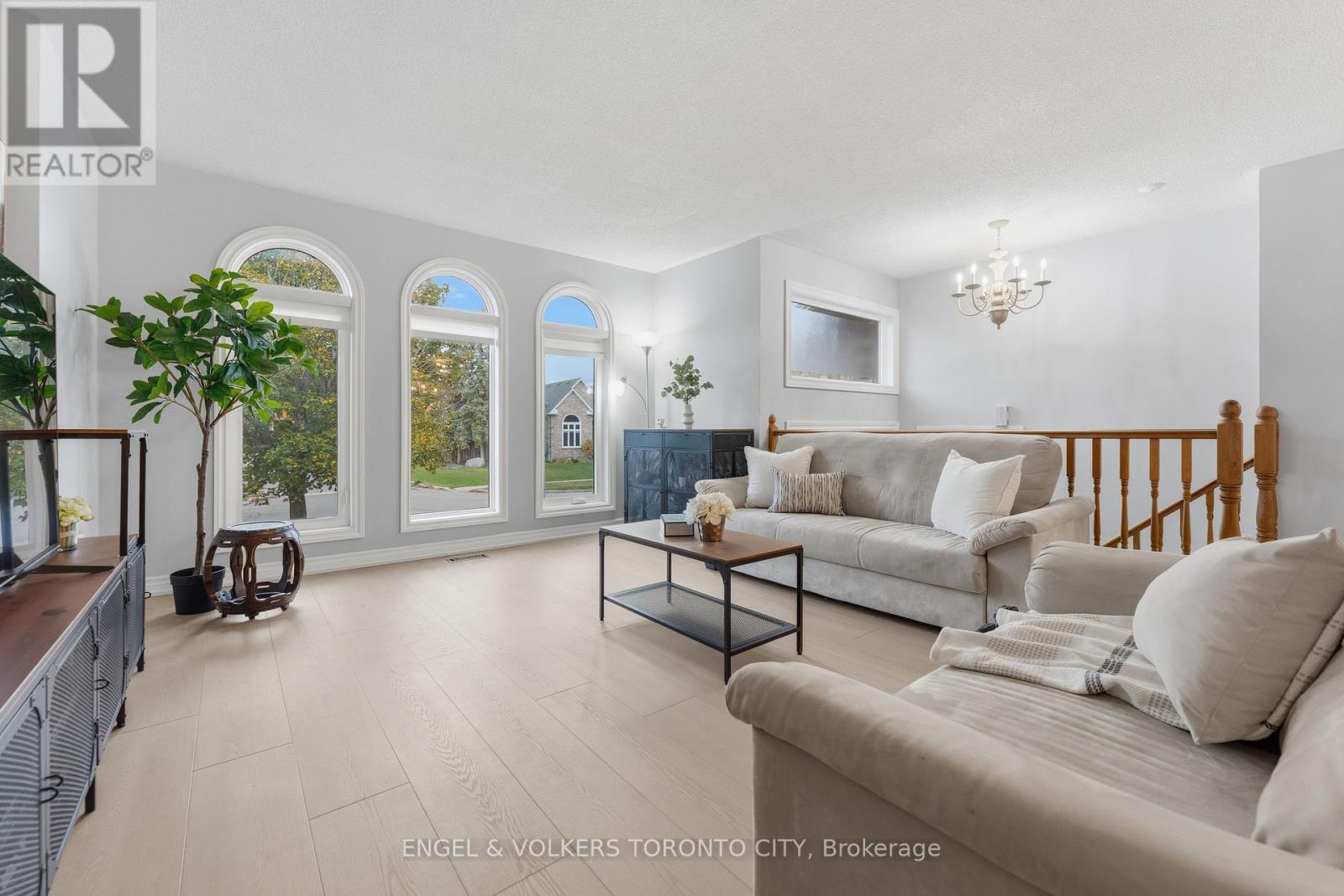 6 Kingsgate Crescent, East Gwillimbury (Mt Albert), Ontario  L0G 1M0 - Photo 4 - N12480796