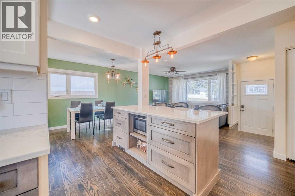 2715 63 Avenue Sw, Calgary, Alberta  T3E 5J6 - Photo 5 - A2255940