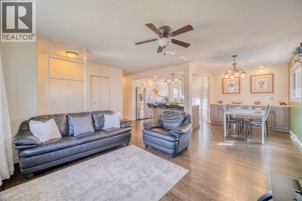 2715 63 Avenue Sw, Calgary, Alberta  T3E 5J6 - Photo 2 - A2255940