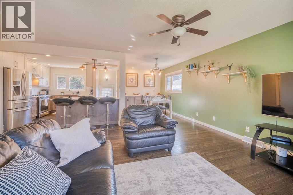 2715 63 Avenue Sw, Calgary, Alberta  T3E 5J6 - Photo 6 - A2255940