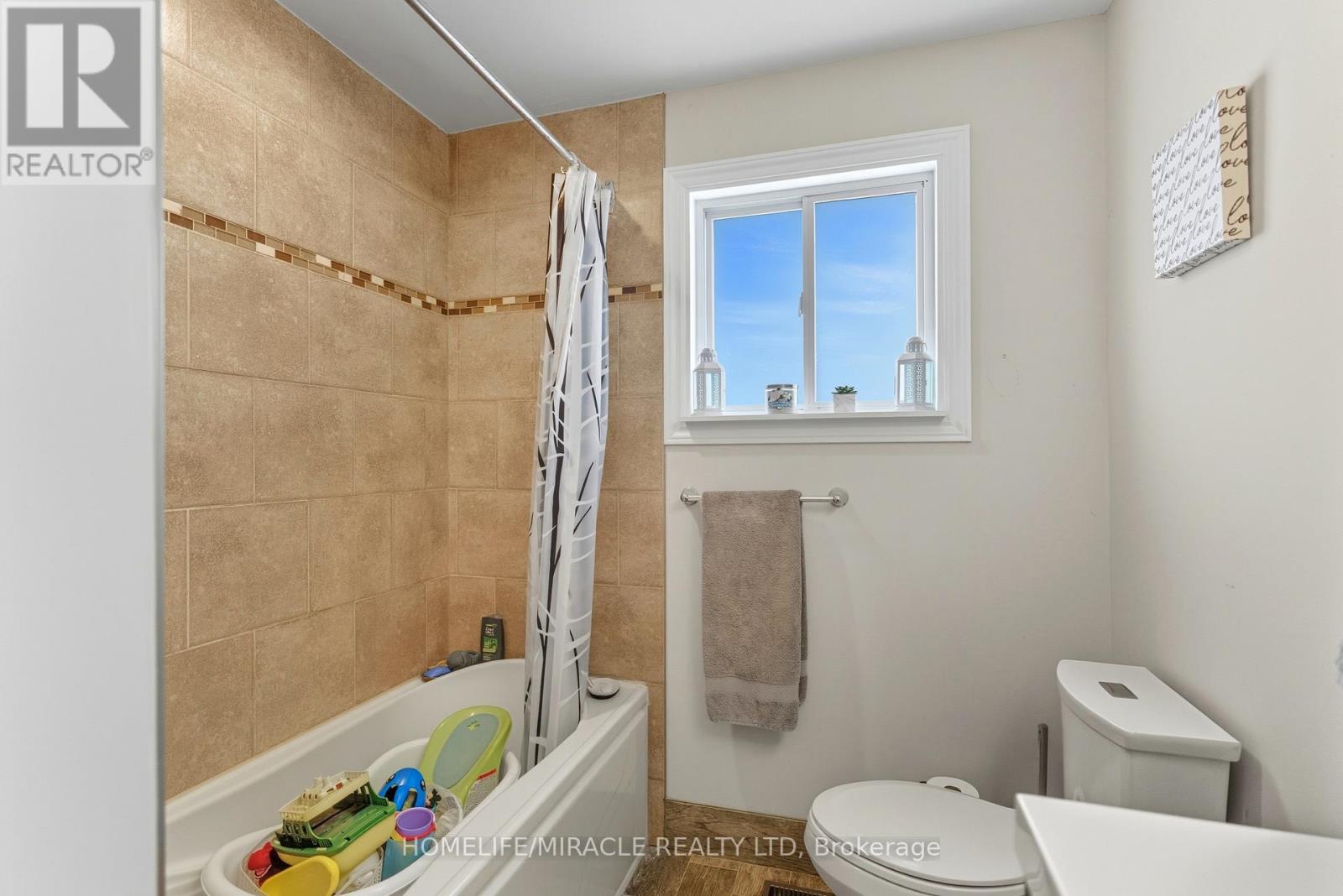 11 Rockwood Avenue, St. Catharines, Ontario  L2P 1E3 - Photo 12 - X12480717