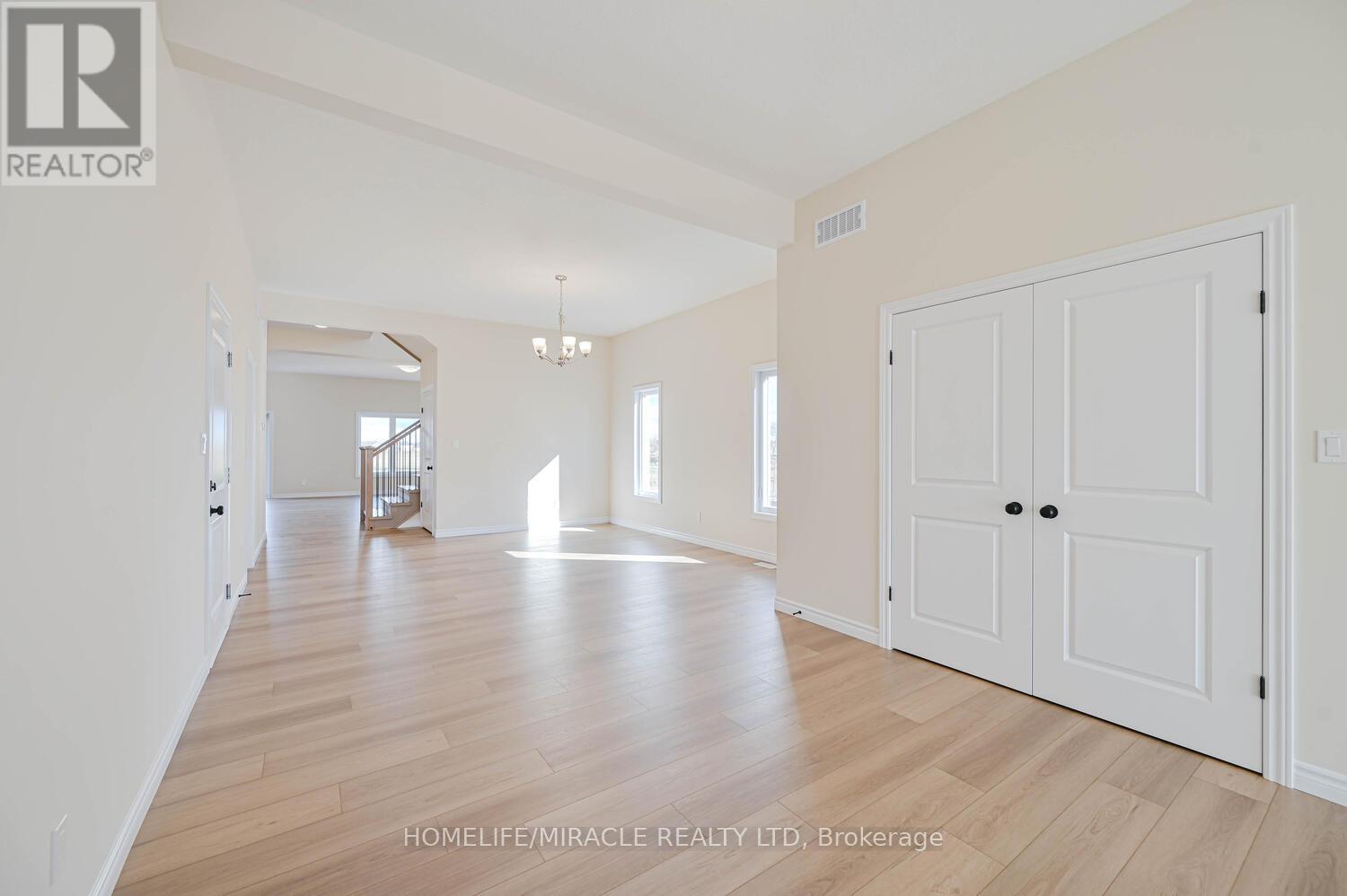 16 Munn Crescent, Brant, Ontario  N3L 0N3 - Photo 4 - X12480809