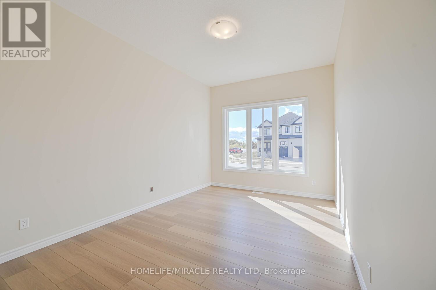 16 Munn Crescent, Brant, Ontario  N3L 0N3 - Photo 5 - X12480809