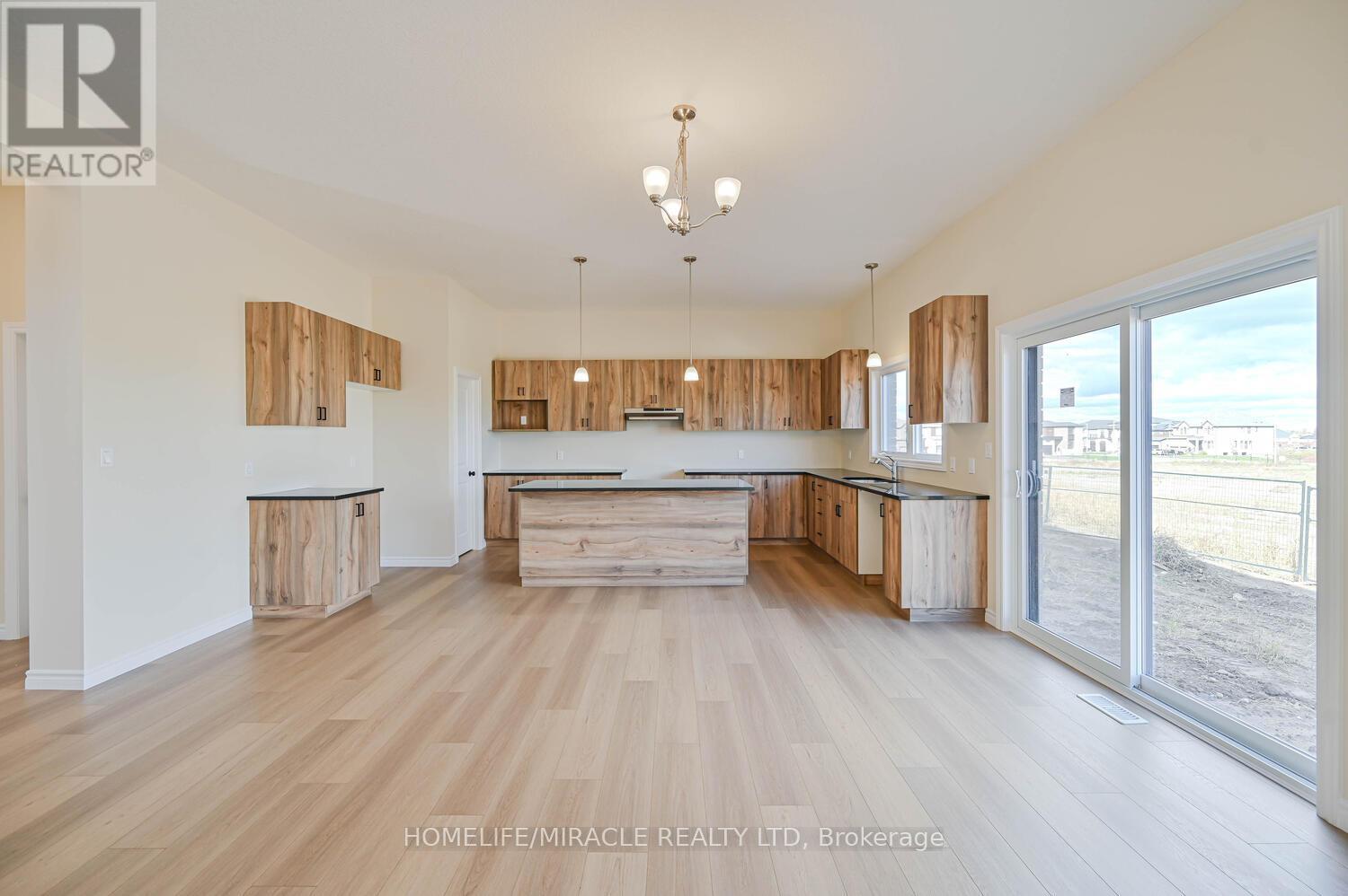 16 Munn Crescent, Brant, Ontario  N3L 0N3 - Photo 7 - X12480809