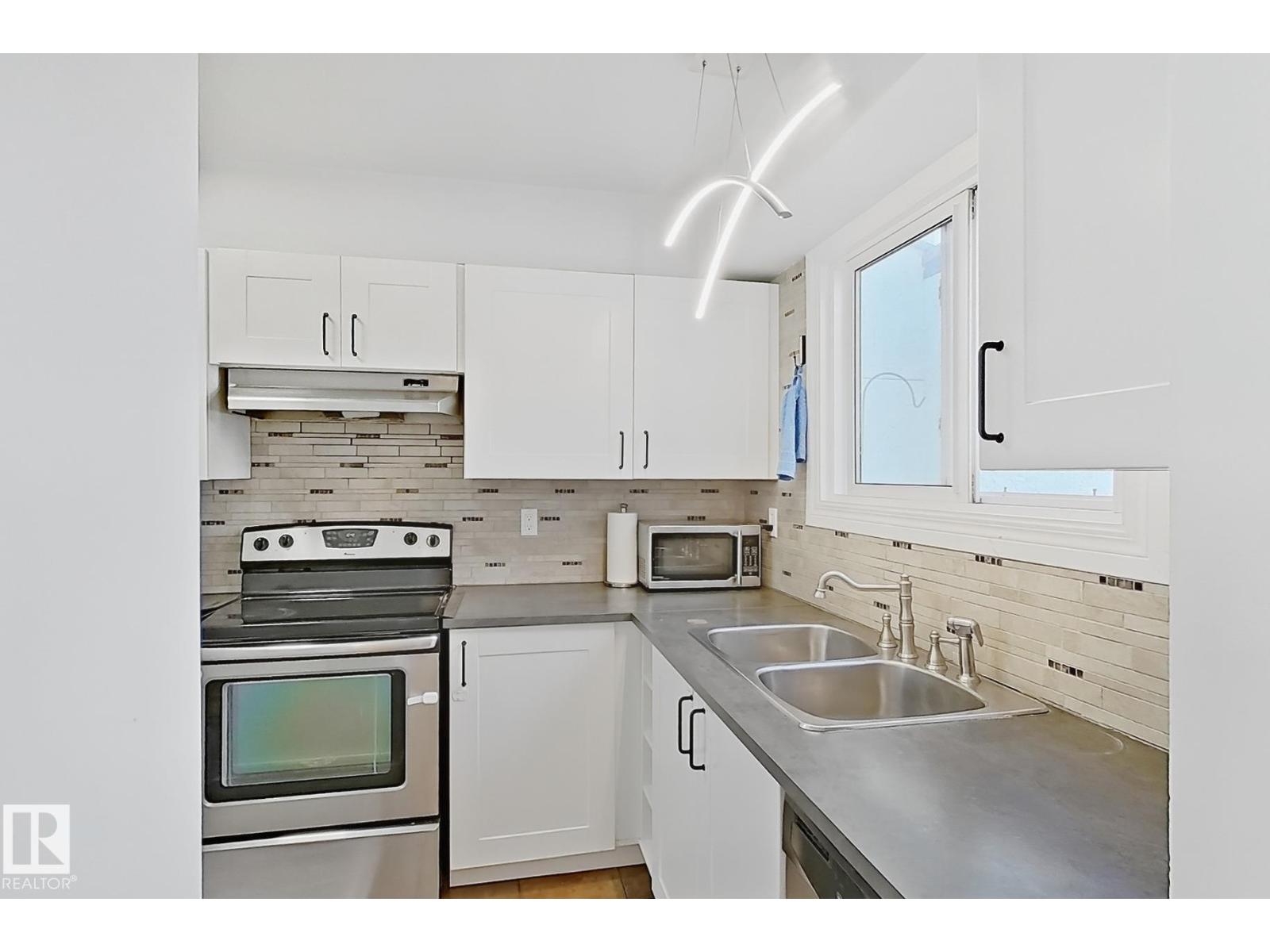3605 30 Av Nw, Edmonton, Alberta  T6L 5H5 - Photo 3 - E4463385