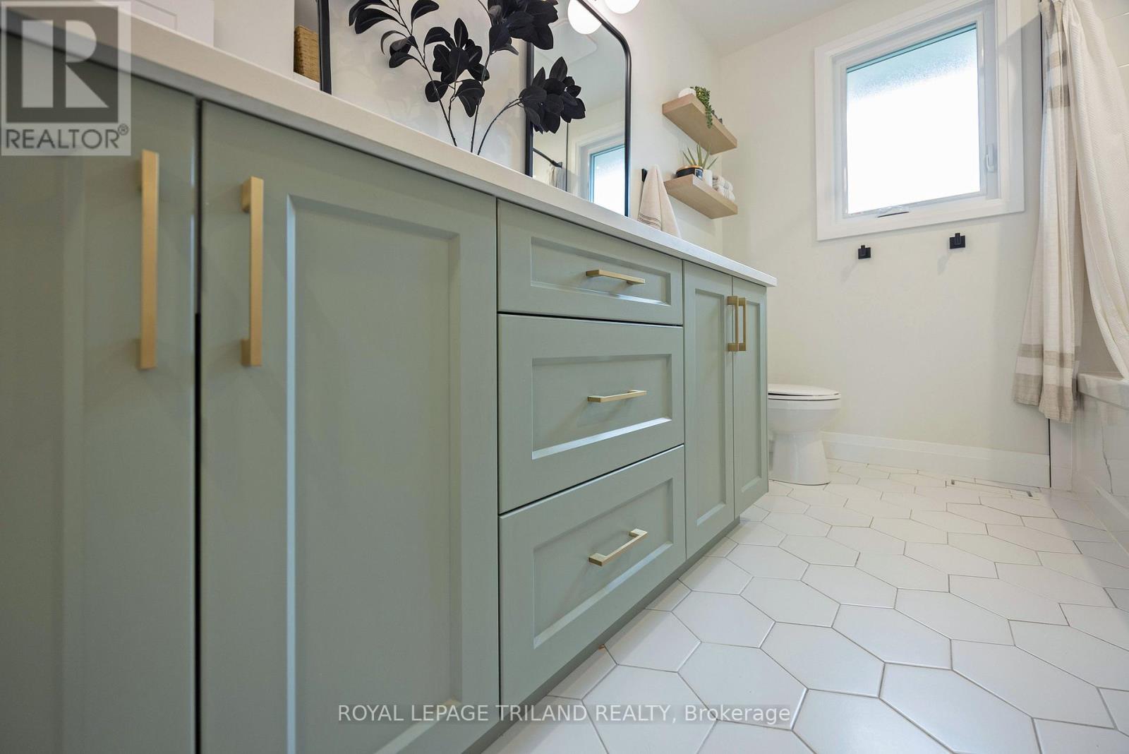 10117 Lynhurst Park Drive, Southwold, Ontario  N5P 2E5 - Photo 32 - X12480455