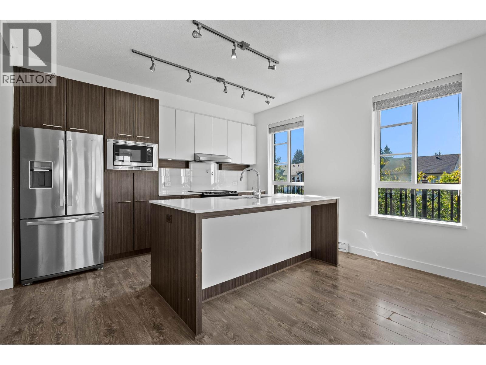 301 553 Foster Avenue, Coquitlam, British Columbia  V3J 0B5 - Photo 2 - R3061388