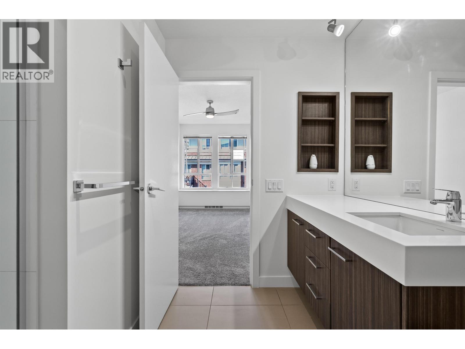 301 553 Foster Avenue, Coquitlam, British Columbia  V3J 0B5 - Photo 18 - R3061388