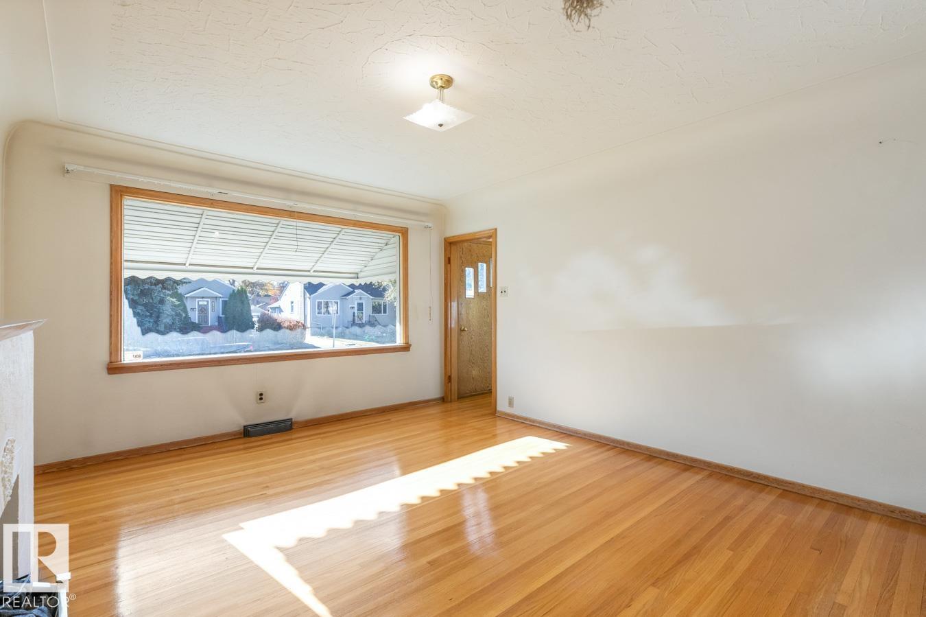 8712 89 Av Nw, Edmonton, Alberta  T6C 1N7 - Photo 4 - E4463393