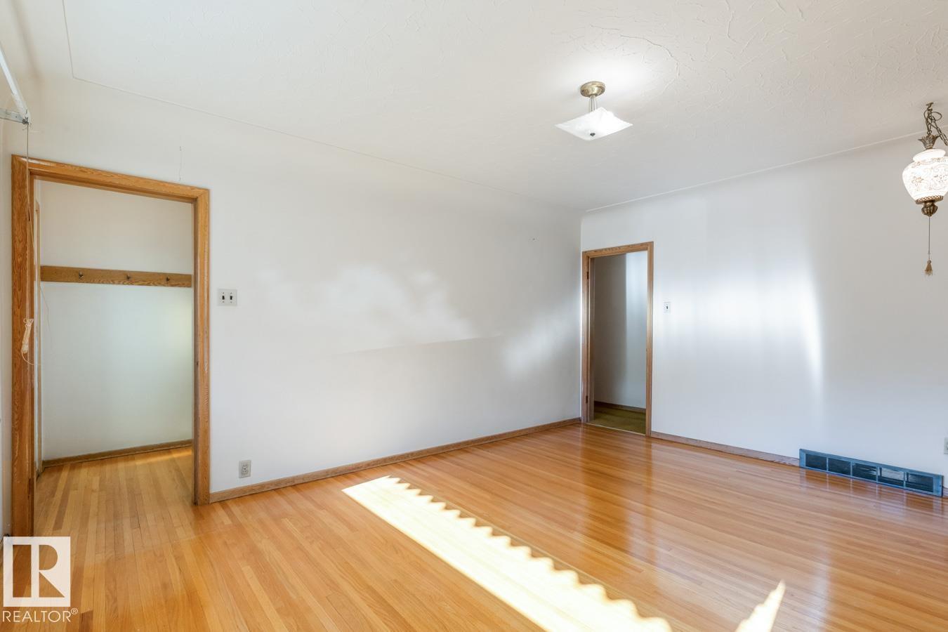 8712 89 Av Nw, Edmonton, Alberta  T6C 1N7 - Photo 3 - E4463393