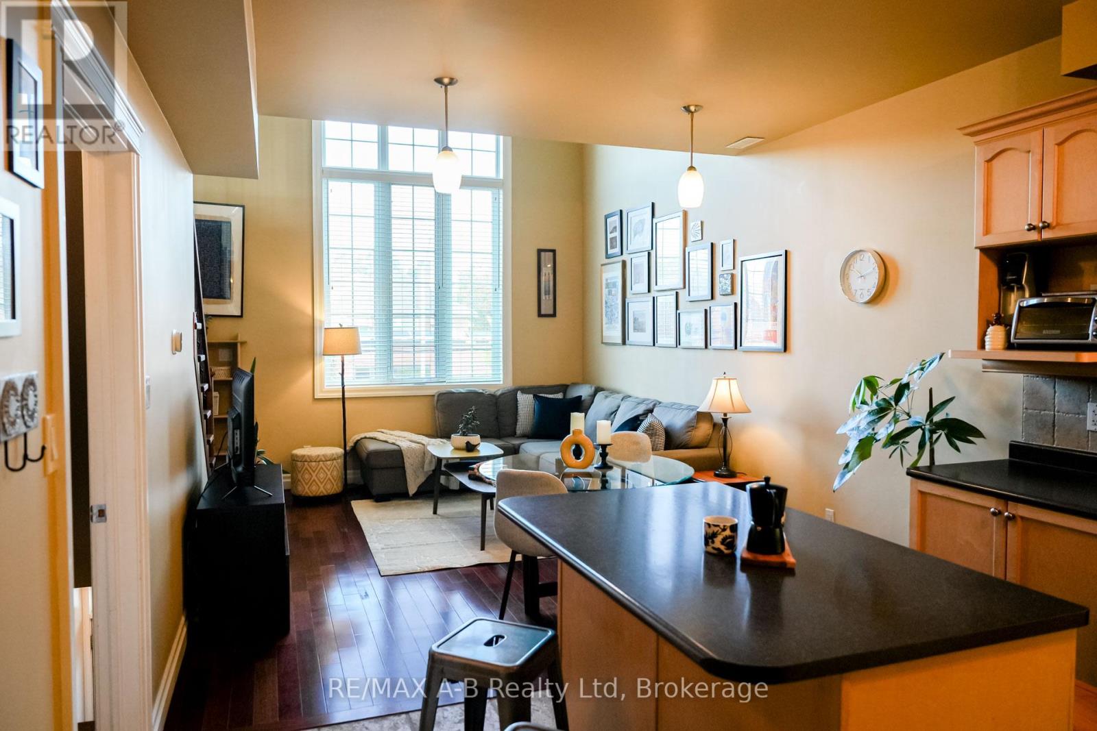 305 - 555 King Street E, Kitchener, Ontario  N2G 2L9 - Photo 2 - X12480927