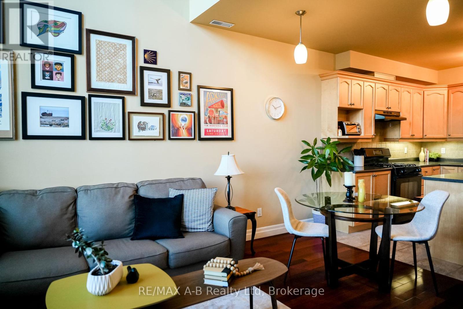 305 - 555 King Street E, Kitchener, Ontario  N2G 2L9 - Photo 3 - X12480927