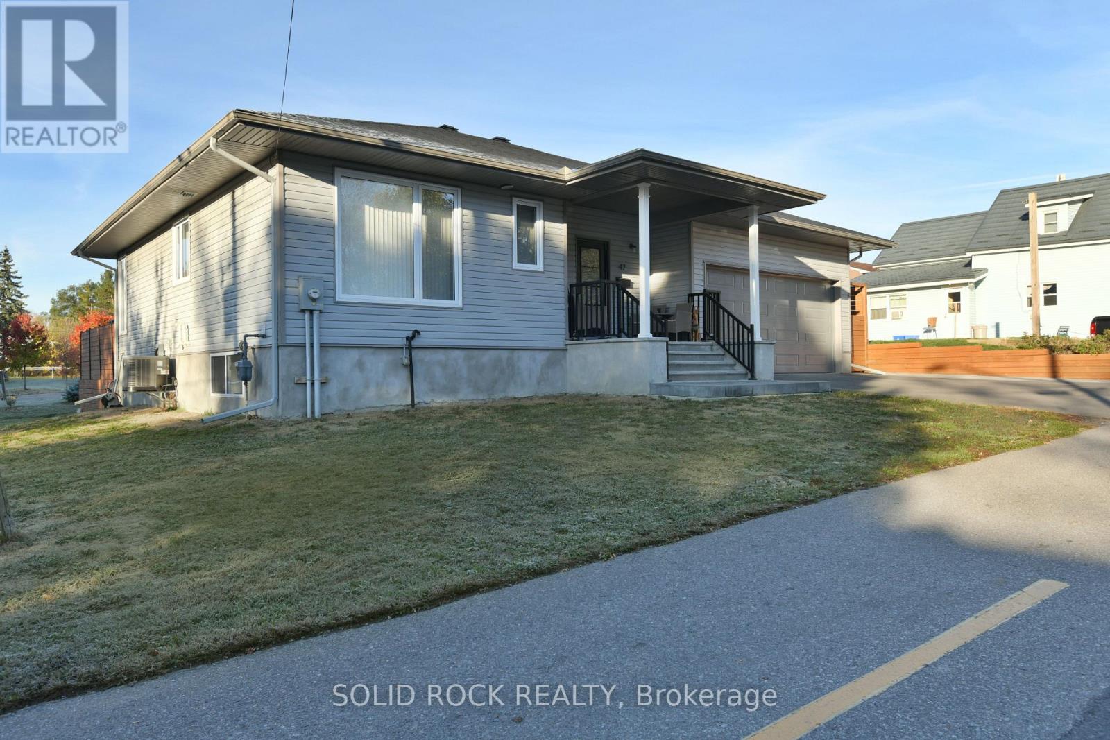 47 Mill Lane, Arnprior, Ontario  K7S 1L1 - Photo 2 - X12480946
