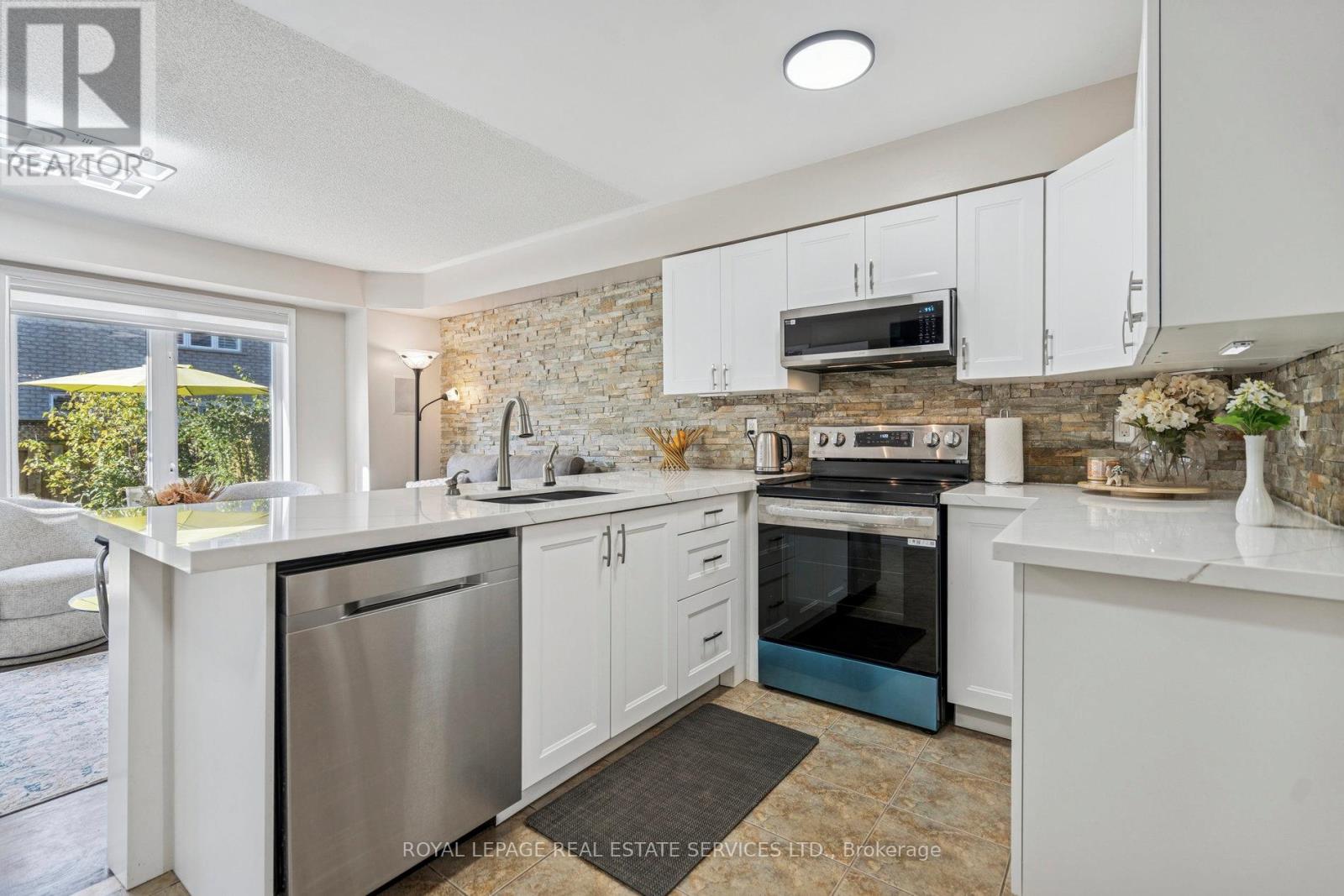 2293 Seton Crescent, Burlington, Ontario  L7L 6Y4 - Photo 13 - W12480846