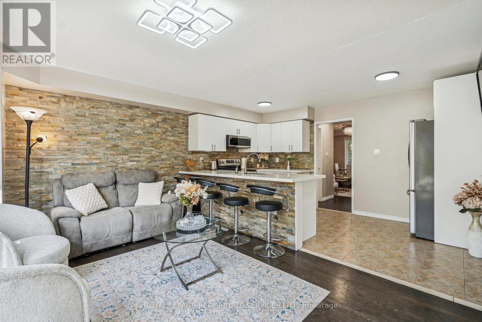 2293 Seton Crescent, Burlington, Ontario  L7L 6Y4 - Photo 15 - W12480846