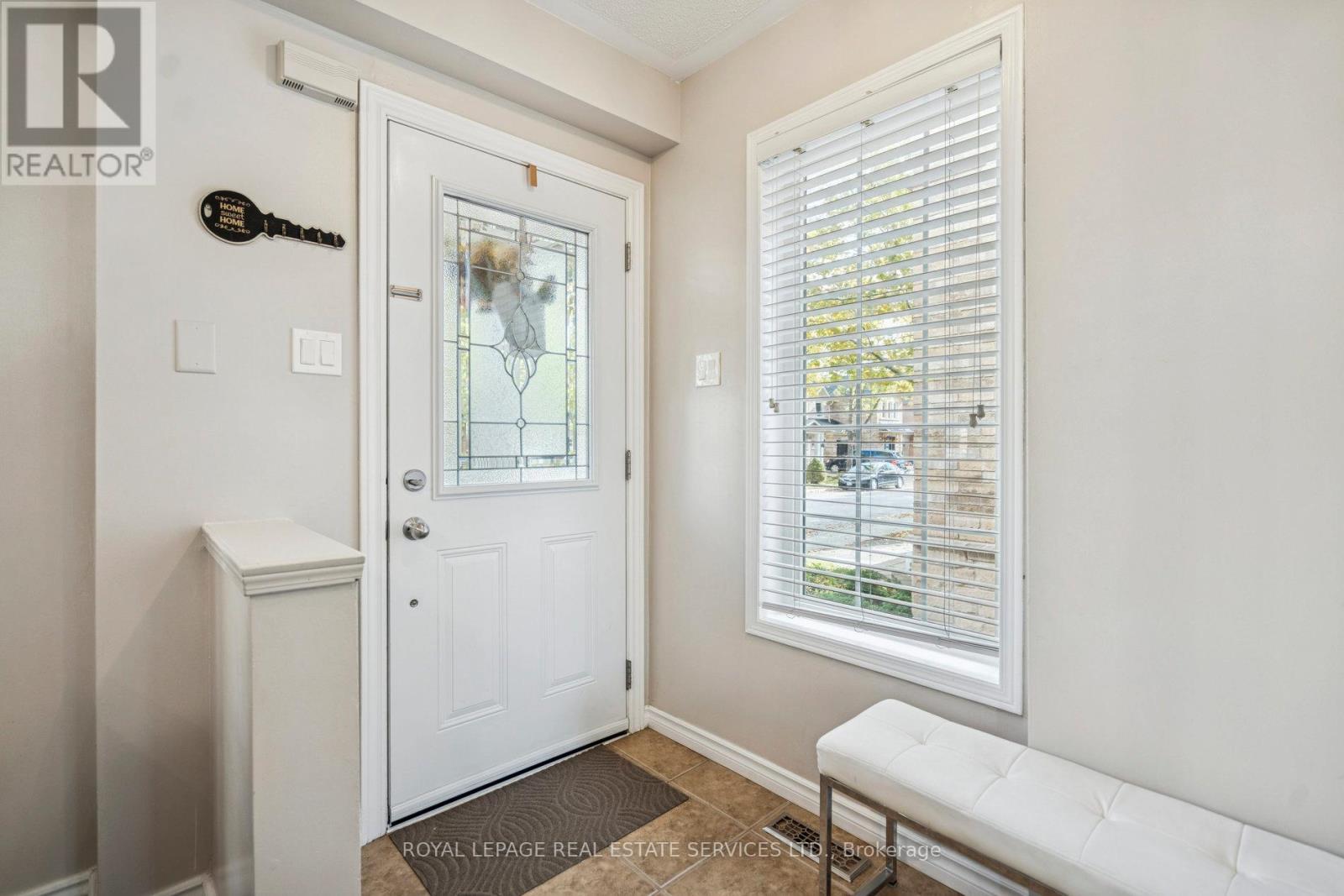 2293 Seton Crescent, Burlington, Ontario  L7L 6Y4 - Photo 6 - W12480846