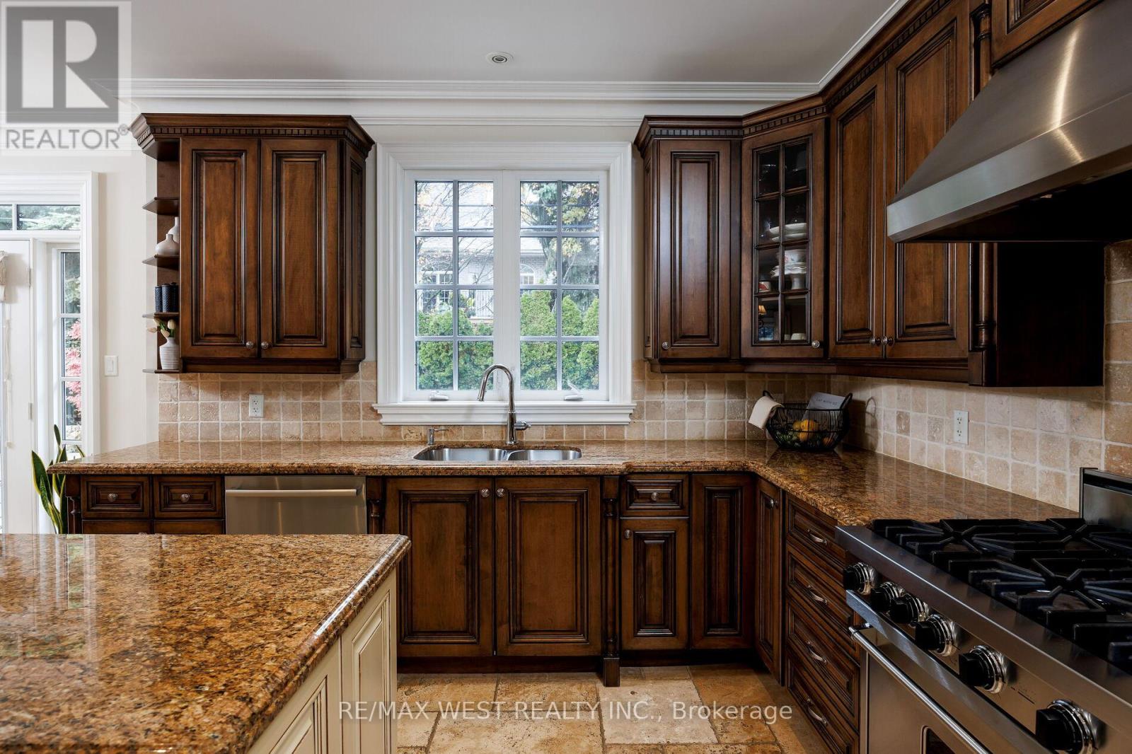 37 Cedarland Drive, Toronto, Ontario  M9A 2K5 - Photo 11 - W12480848