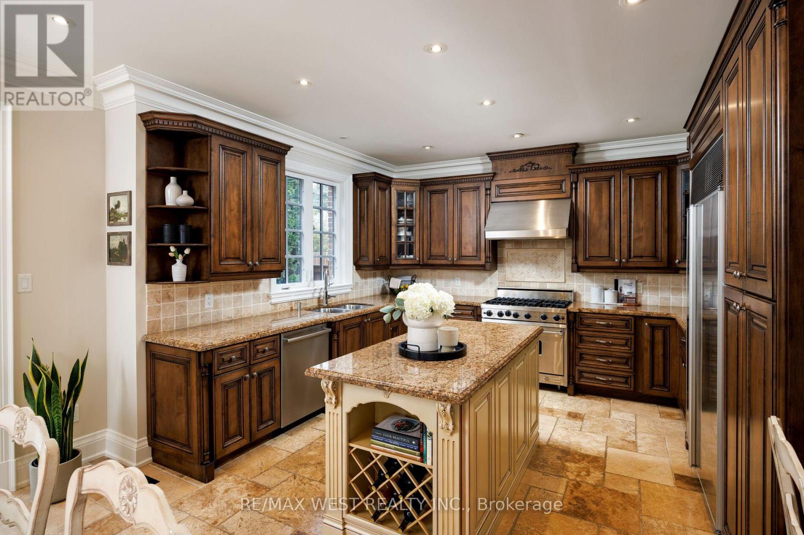 37 Cedarland Drive, Toronto, Ontario  M9A 2K5 - Photo 8 - W12480848