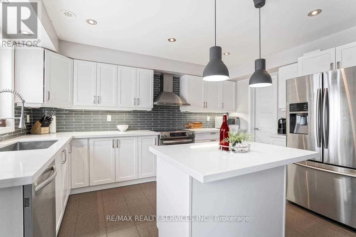15 Vanhorne Close, Brampton, Ontario  L7A 0X7 - Photo 4 - W12480886