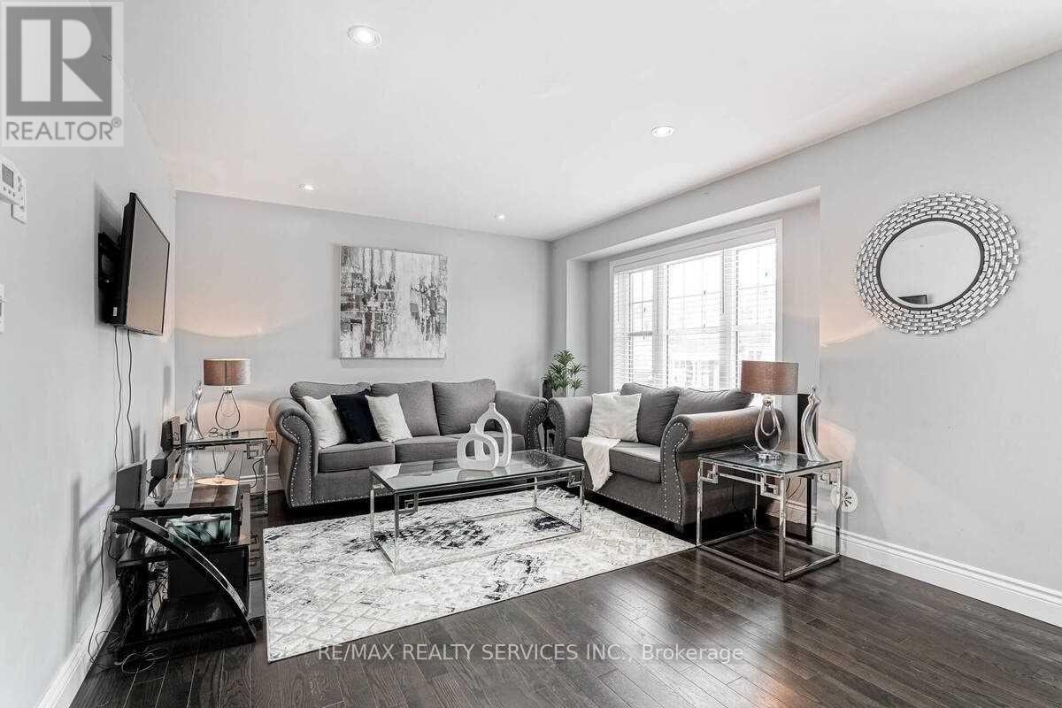 15 Vanhorne Close, Brampton, Ontario  L7A 0X7 - Photo 5 - W12480886