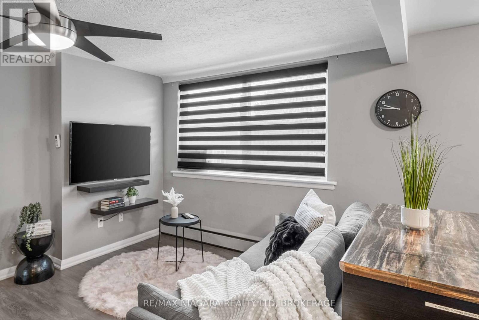 8 - 4538 Huron Street, Niagara Falls, Ontario  L2E 2H3 - Photo 3 - X12480963