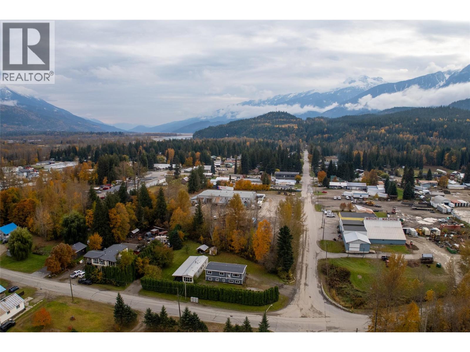 1867 Nixon Road, Revelstoke, British Columbia  V0E 2S0 - Photo 3 - 10365446