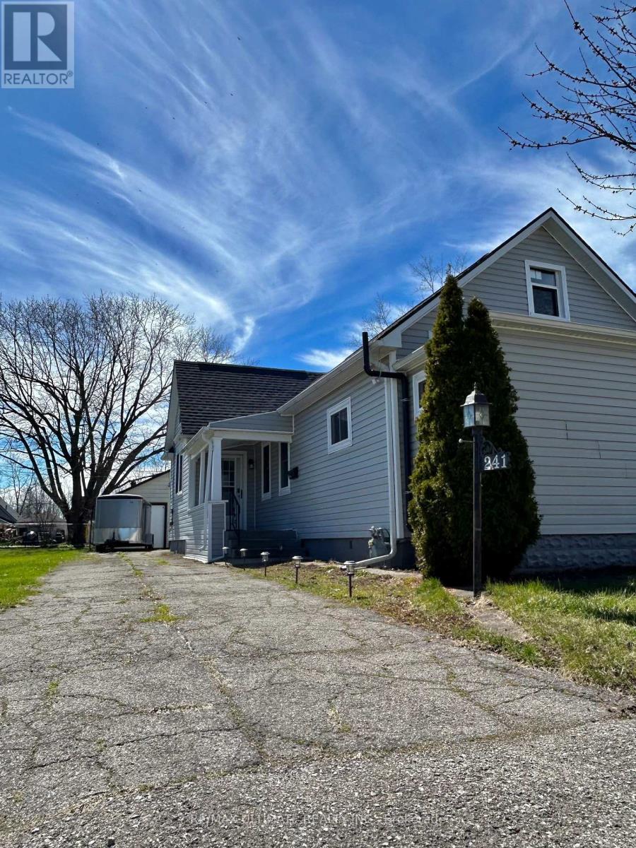 241 Jarvis Street, Fort Erie, Ontario  L2A 2S7 - Photo 3 - X12480873