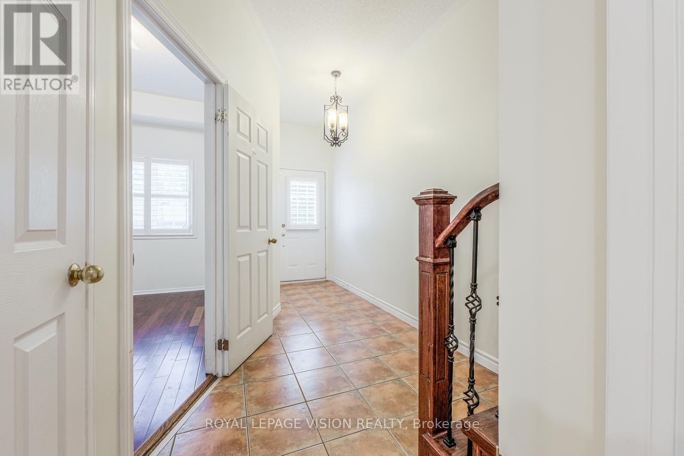 53 Hobson Avenue, Toronto, Ontario  M4A 2X7 - Photo 9 - C12480842