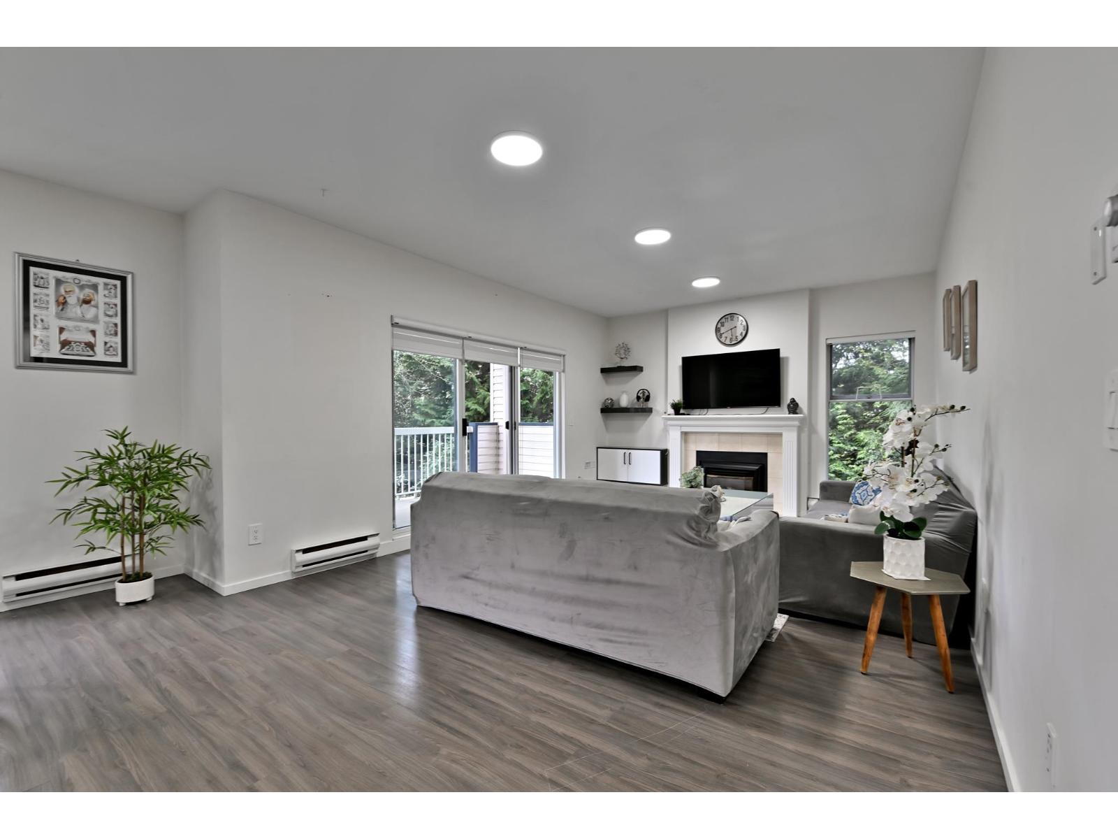 215 13918 72 AVENUE, Surrey, British Columbia