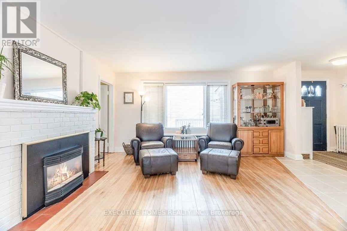 136 John Street W, Bradford West Gwillimbury (Bradford), Ontario  L3Z 2B6 - Photo 3 - N12480956