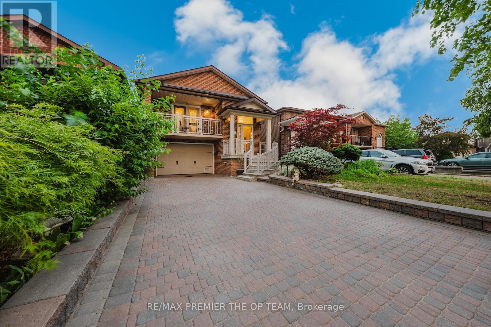 11 Imperial Court, Vaughan, Ontario  L4L 3T9 - Photo 2 - N12480989