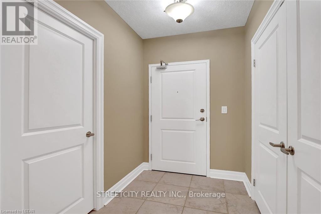 903 - 240 Villagewalk Boulevard N, London North, Ontario  N6G 0P6 - Photo 6 - X12481044