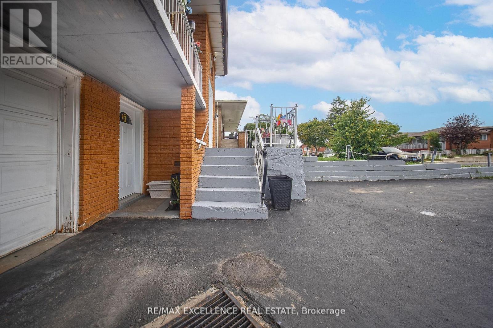 7246 Reindeer Drive, Mississauga, Ontario  L4T 2M7 - Photo 2 - W12480940