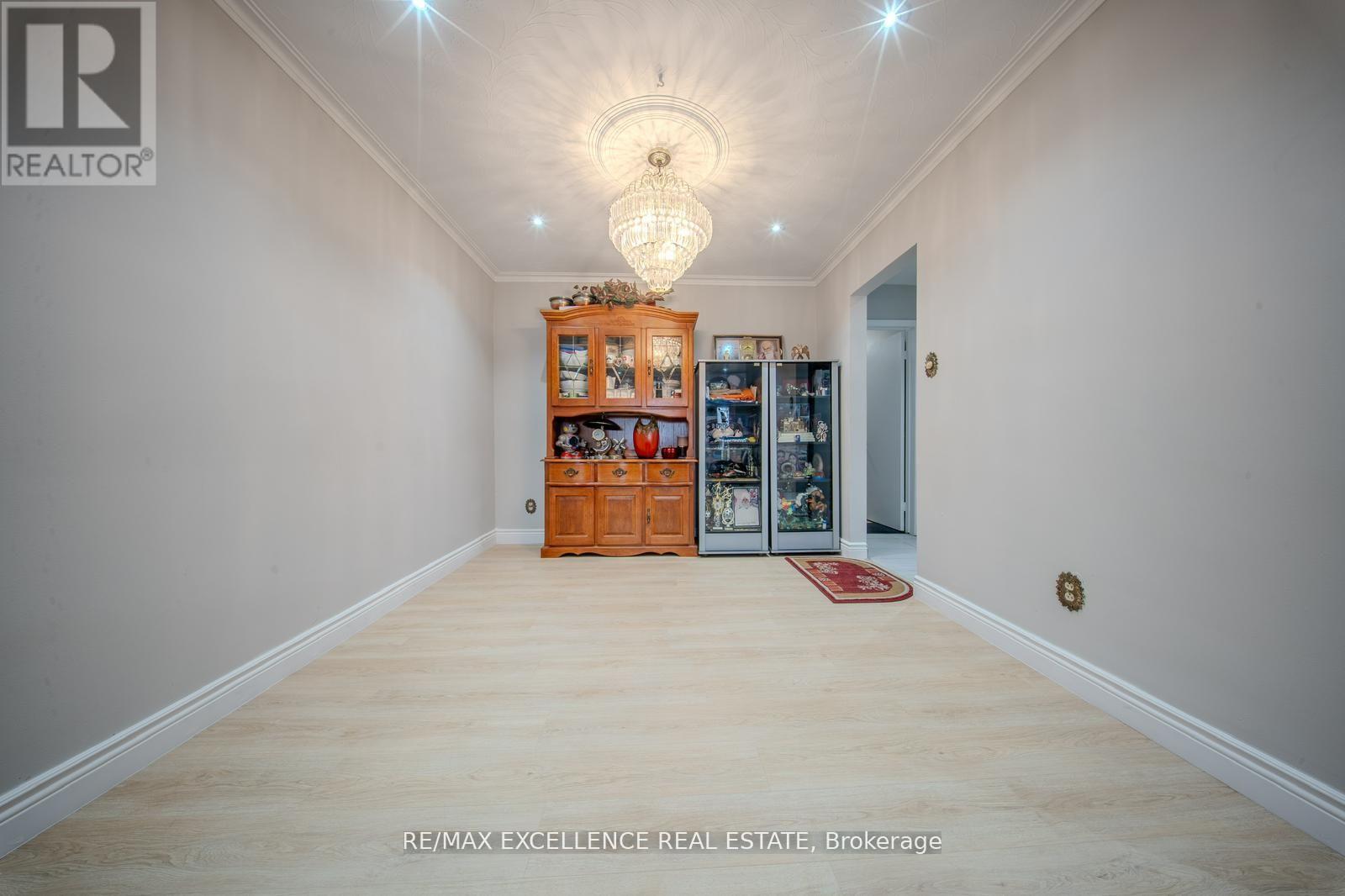 7246 Reindeer Drive, Mississauga, Ontario  L4T 2M7 - Photo 7 - W12480940