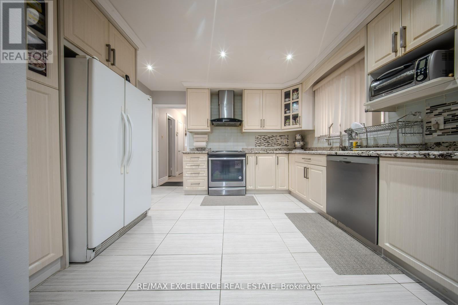7246 Reindeer Drive, Mississauga, Ontario  L4T 2M7 - Photo 8 - W12480940