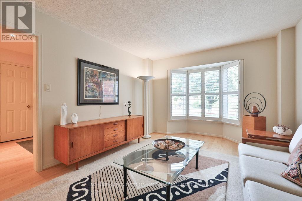 1995 Pitagora Court, Mississauga, Ontario  L5K 2M4 - Photo 3 - W12480972