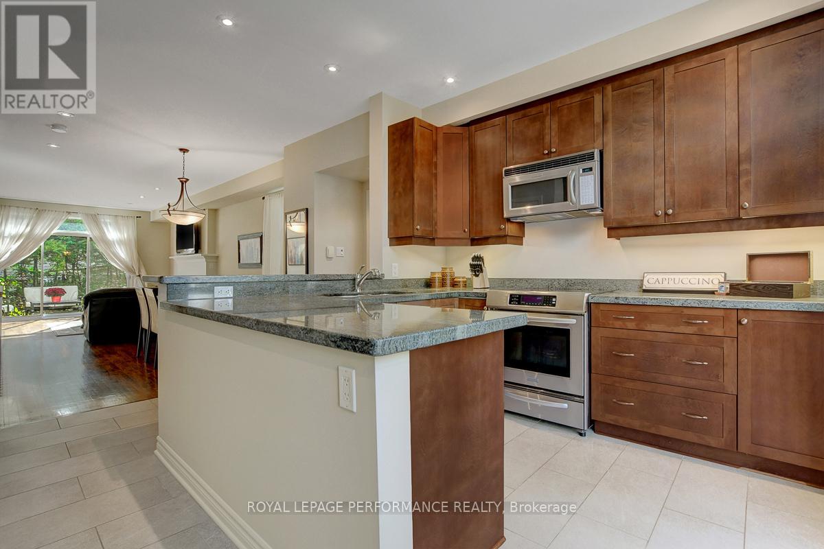 318 Iona Street, Ottawa, Ontario  K1Z 7B9 - Photo 4 - X12473121