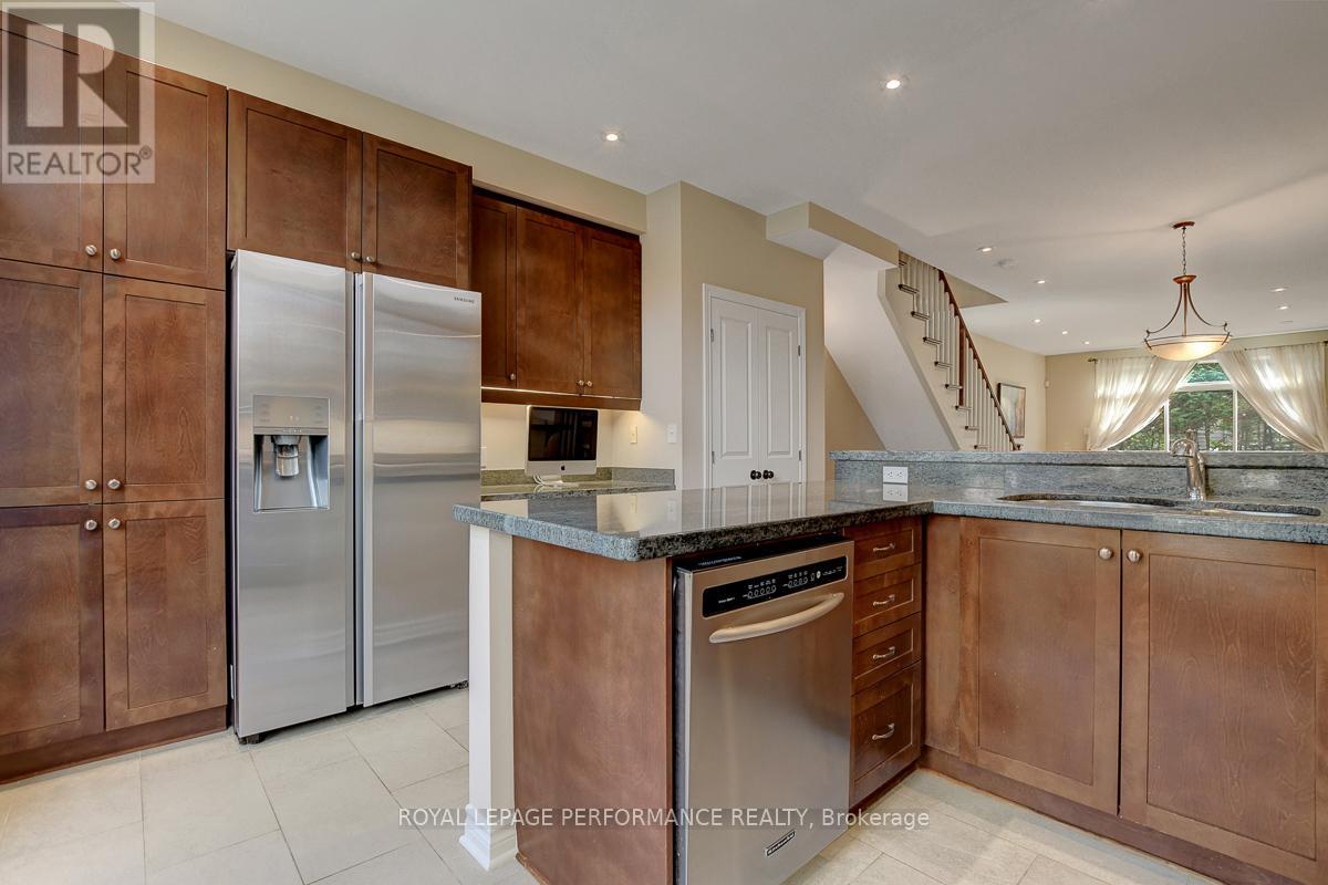 318 Iona Street, Ottawa, Ontario  K1Z 7B9 - Photo 6 - X12473121