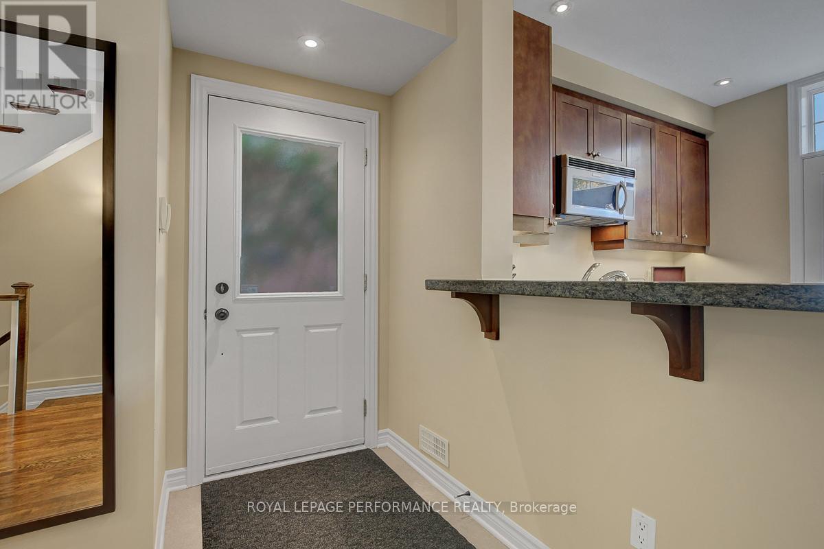318 Iona Street, Ottawa, Ontario  K1Z 7B9 - Photo 3 - X12473121