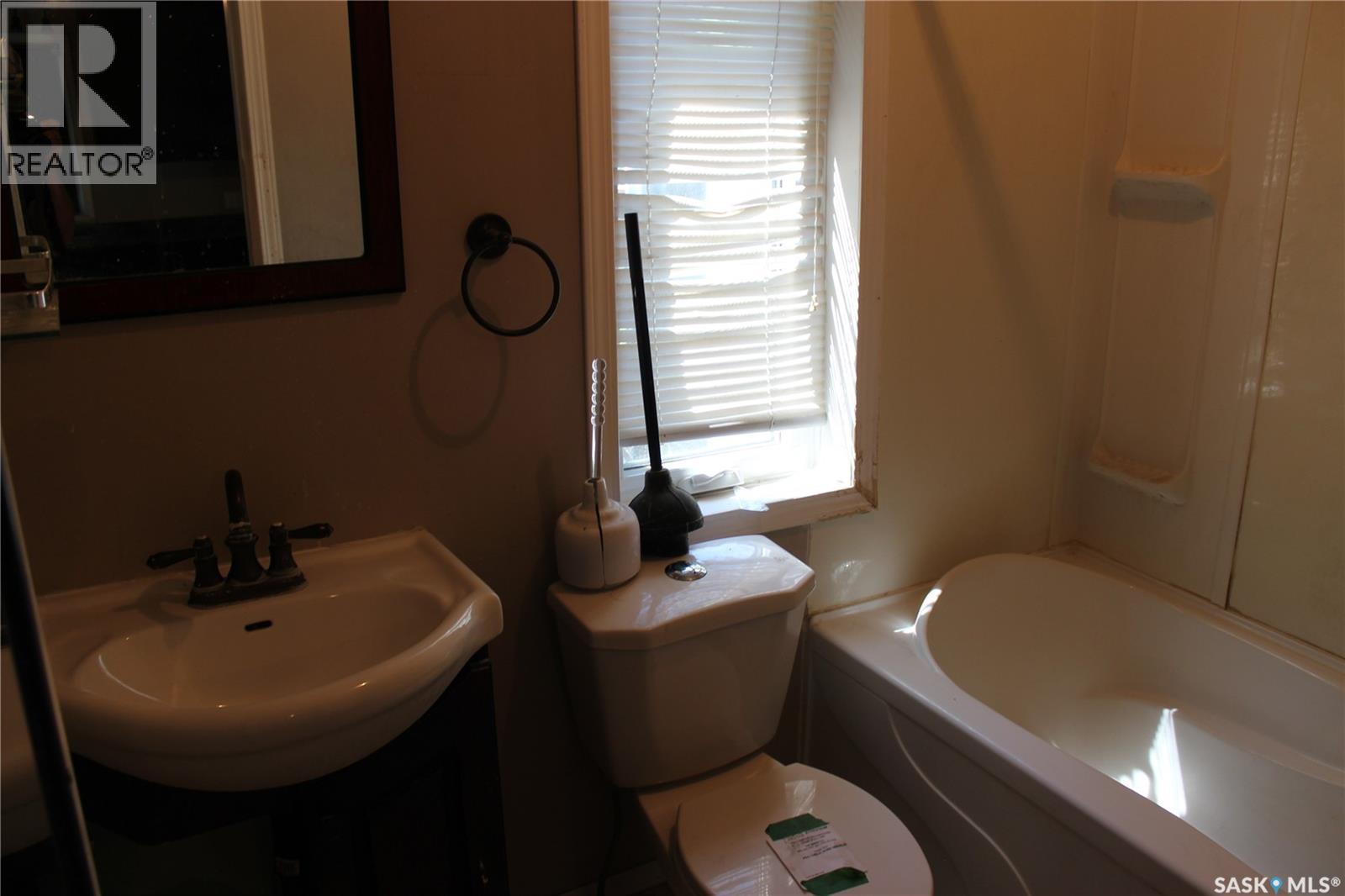 5375 Eddys Avenue, Halbrite, Saskatchewan  S0C 1H0 - Photo 11 - SK021699