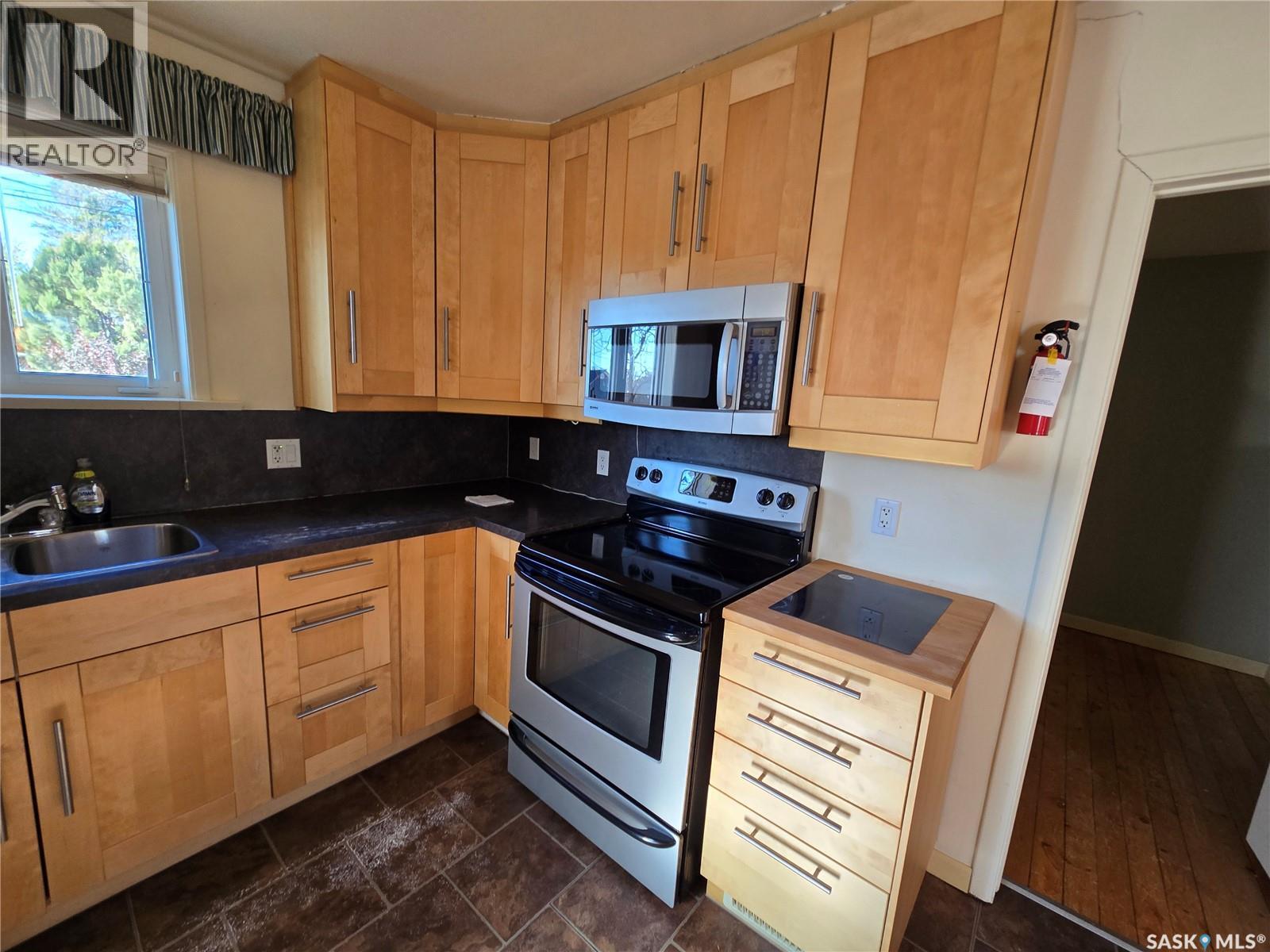 446 2nd Avenue Nw, Swift Current, Saskatchewan  S9H 0P7 - Photo 3 - SK021651
