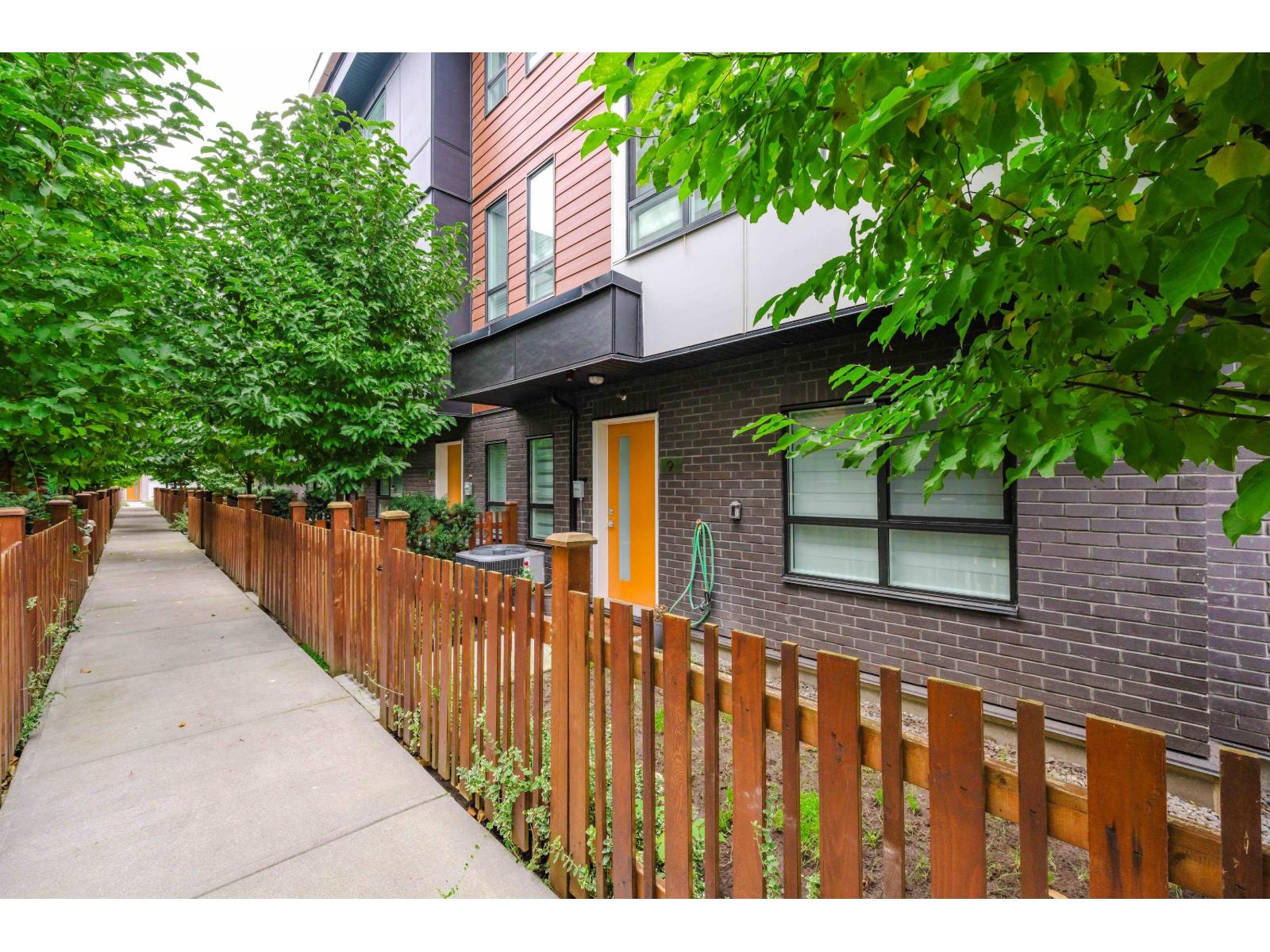 9 19749 55 Avenue, Langley, British Columbia  V3A 0M2 - Photo 2 - R3061617