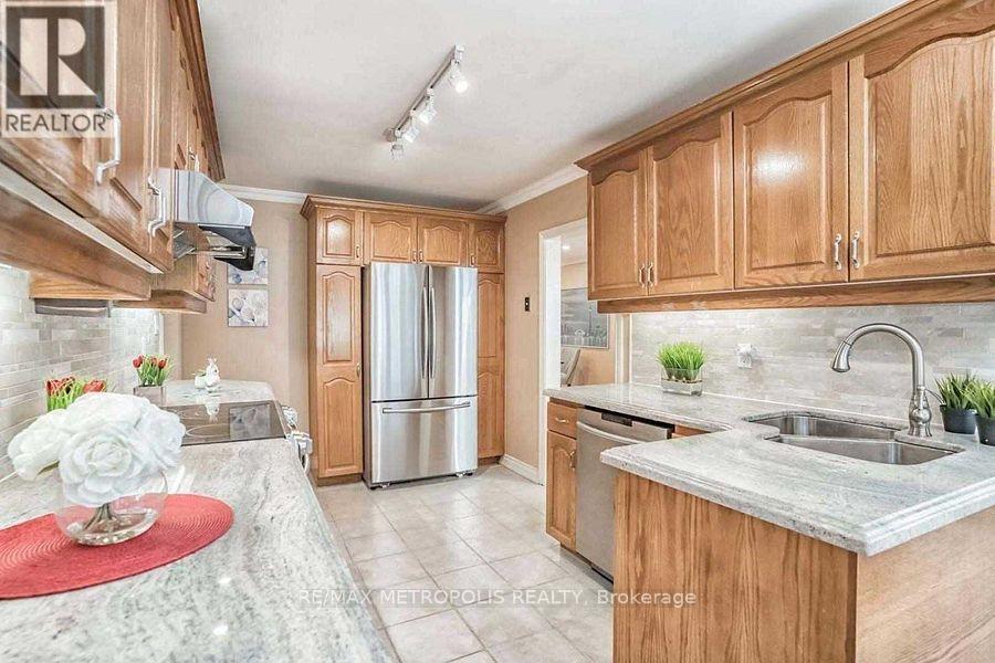14 Strathroy Crescent, Markham, Ontario  L3P 2E6 - Photo 16 - N12481002