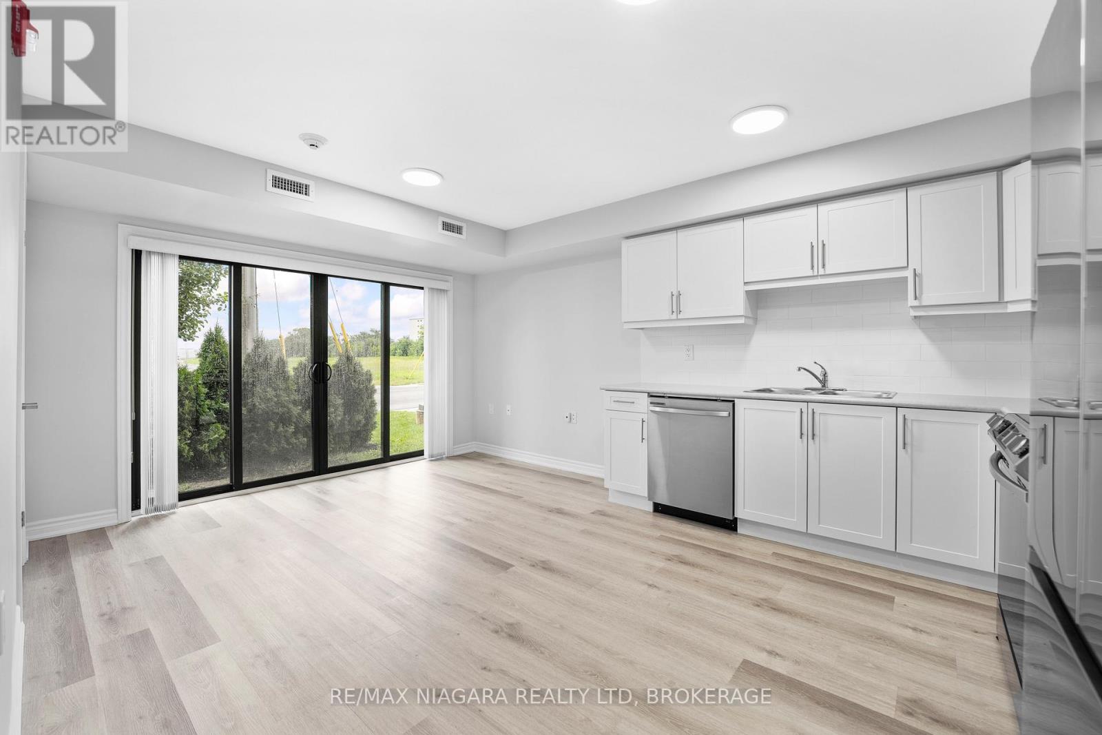 103 - 63 Vine Street S, St. Catharines, Ontario  L2R 3X9 - Photo 4 - X12481130