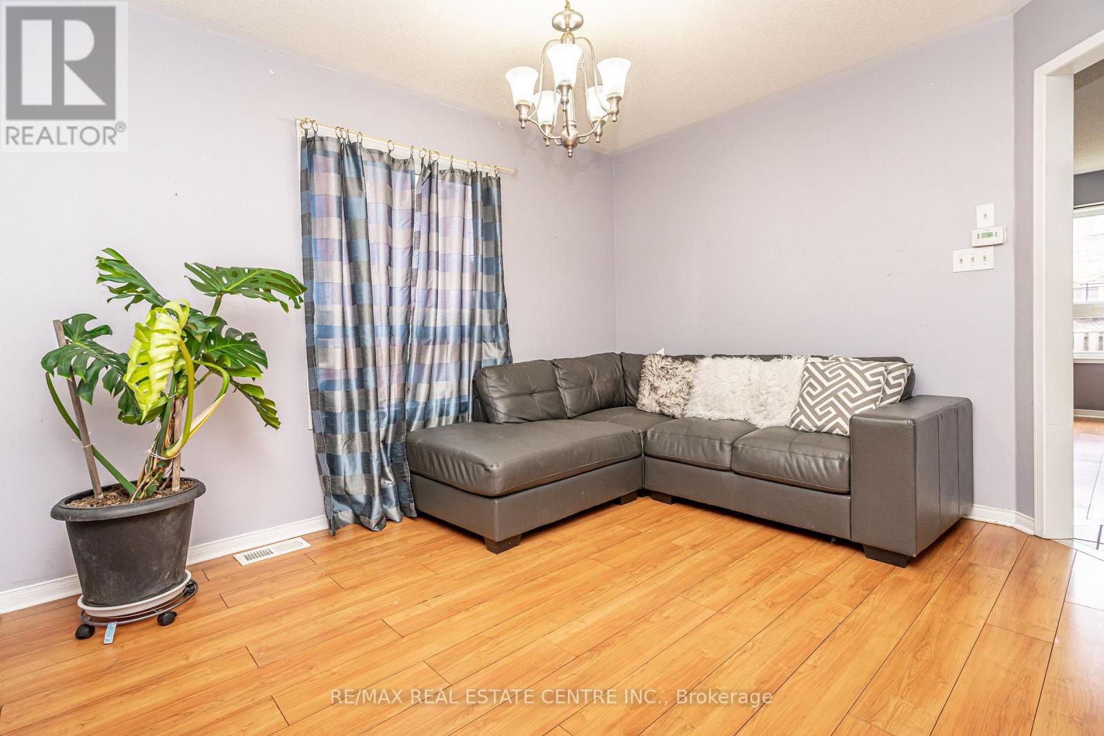 43 Trumpet Valley Boulevard, Brampton, Ontario  L7A 2Z8 - Photo 5 - W12481014