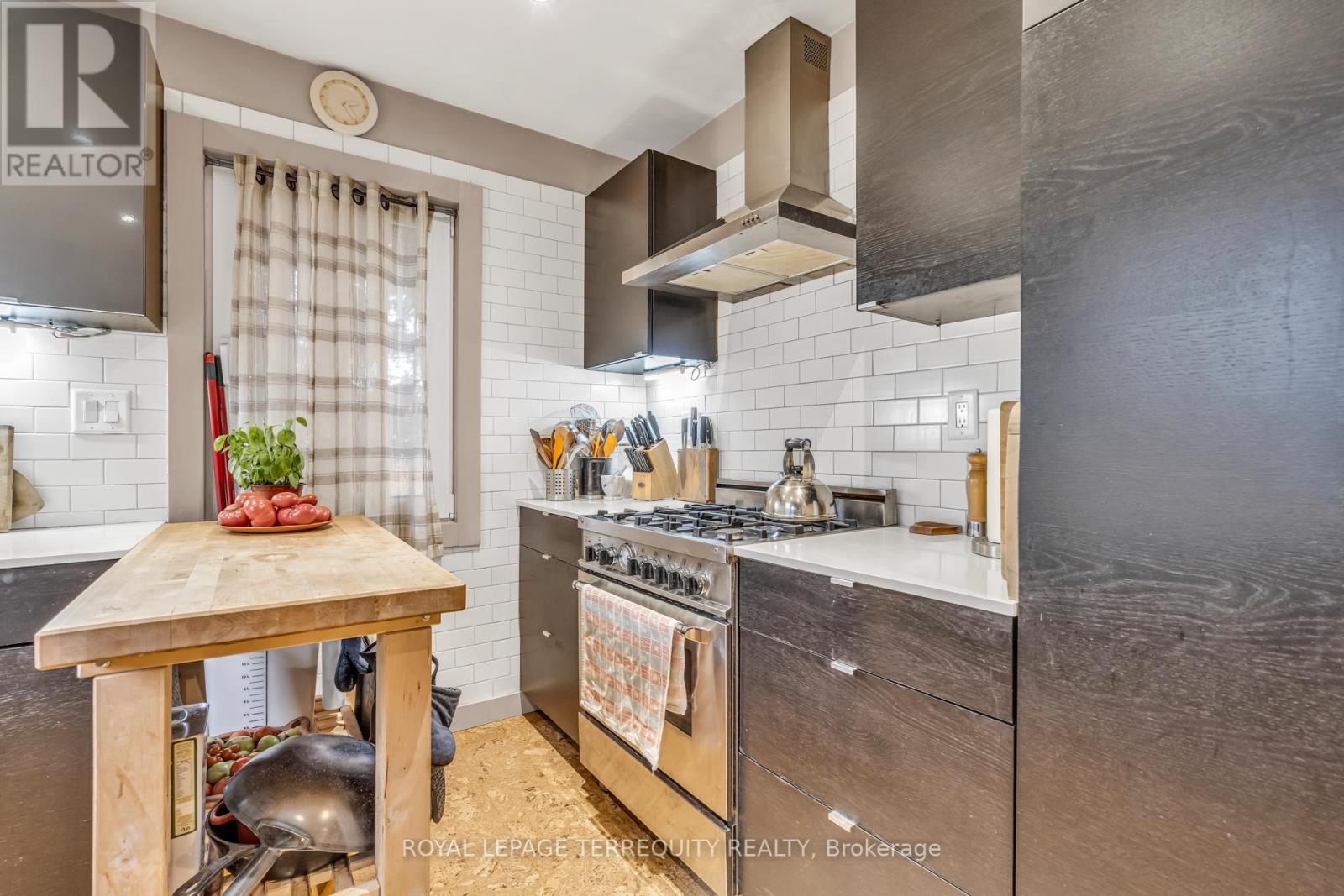 61 Parkchester Road, Toronto, Ontario  M6M 2S1 - Photo 12 - W12481019