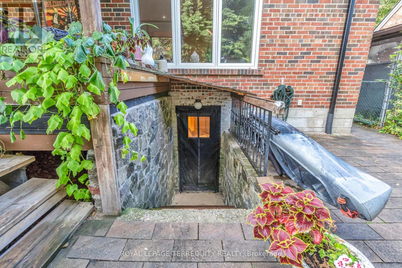 61 Parkchester Road, Toronto, Ontario  M6M 2S1 - Photo 29 - W12481019