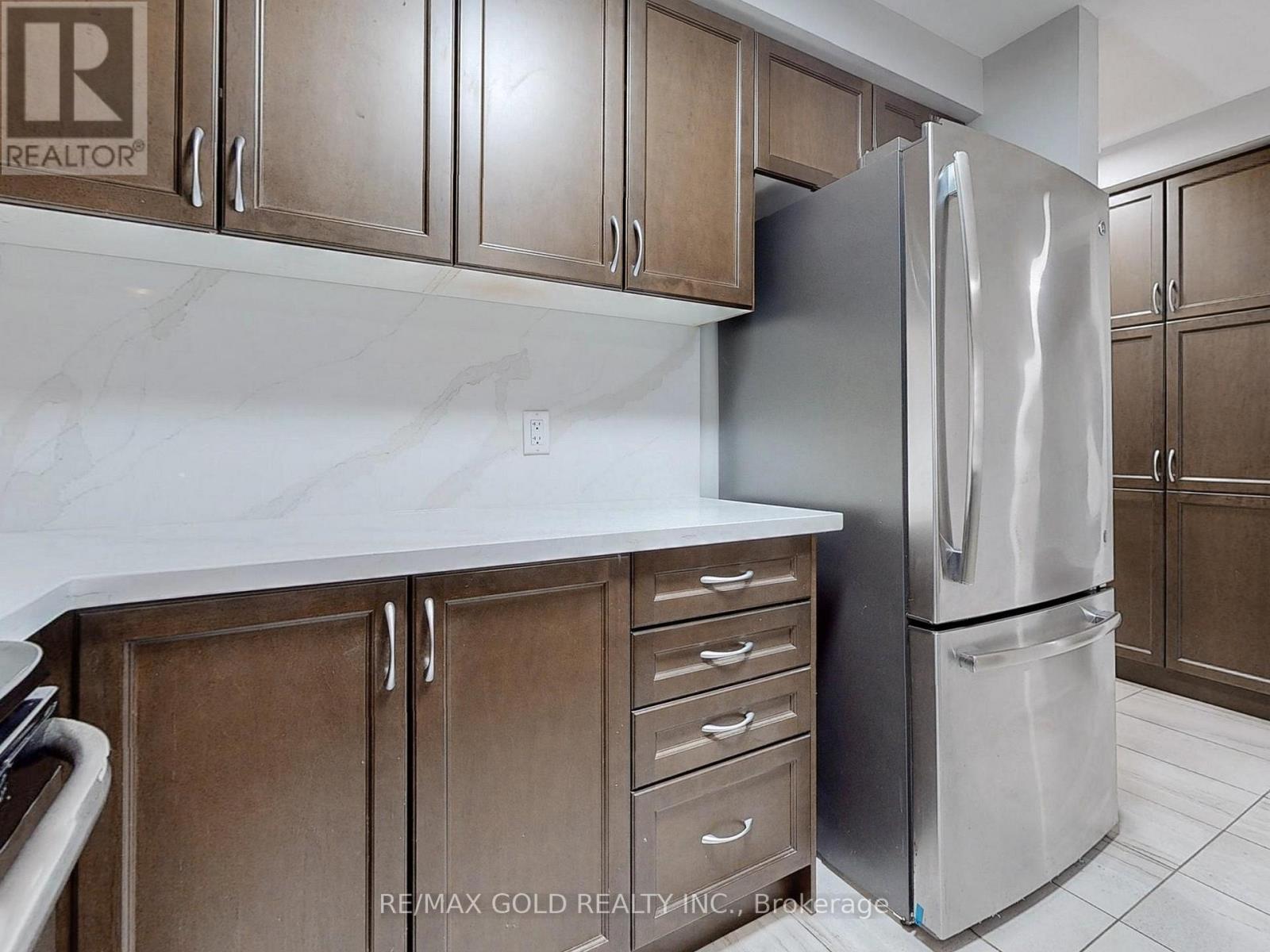 53 Muzzo Drive, Brampton, Ontario  L6R 3W9 - Photo 11 - W12481031