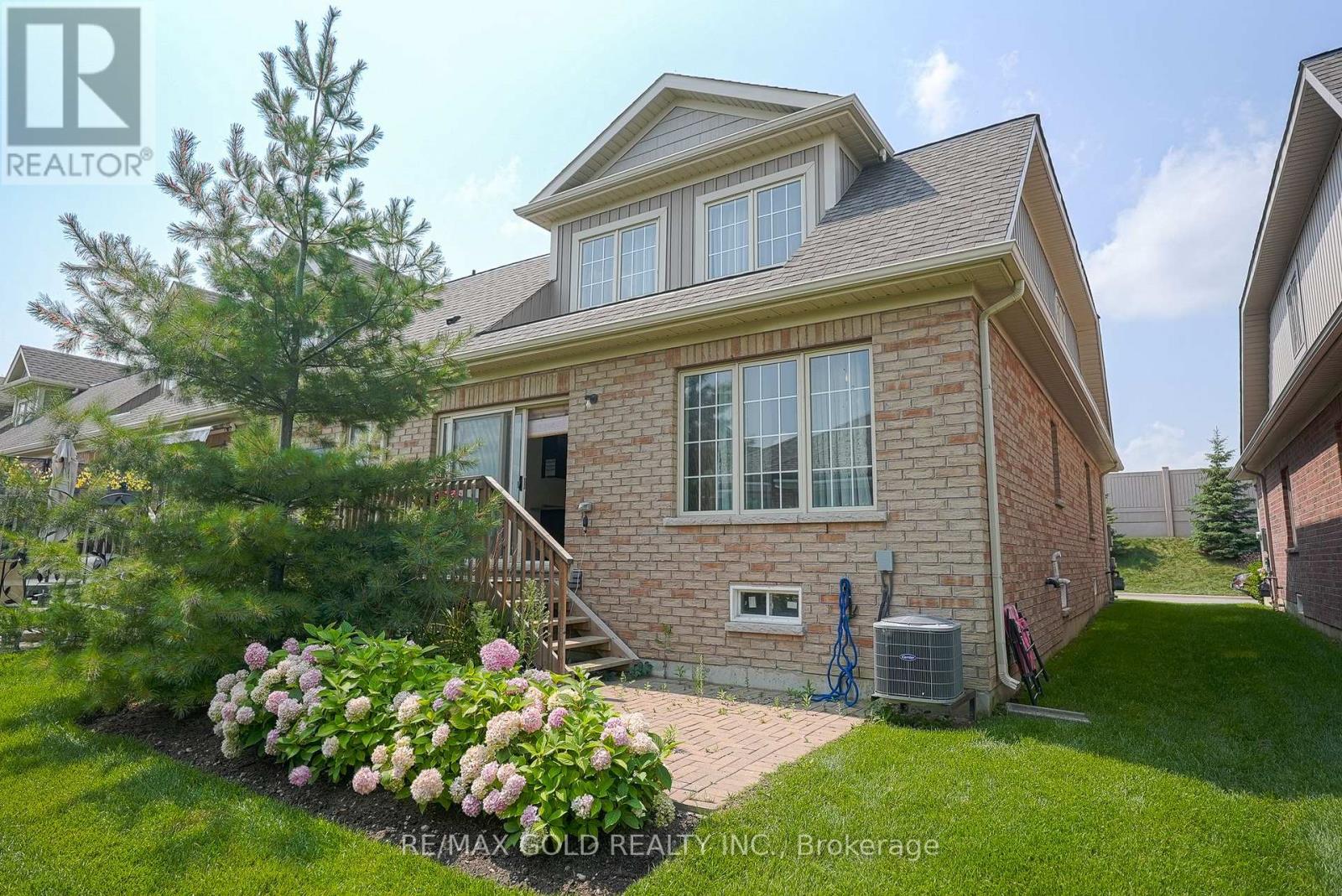 53 Muzzo Drive, Brampton, Ontario  L6R 3W9 - Photo 4 - W12481031