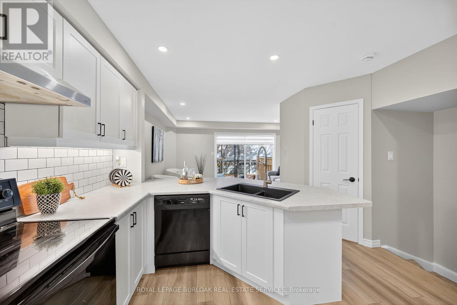 28 - 2015 Cleaver Avenue, Burlington, Ontario  L7M 4J7 - Photo 11 - W12481047